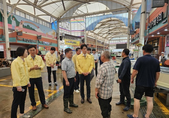 중기부, 폭우에 잠긴 경남 전통시장 긴급 복구…"추석 전 정상화"