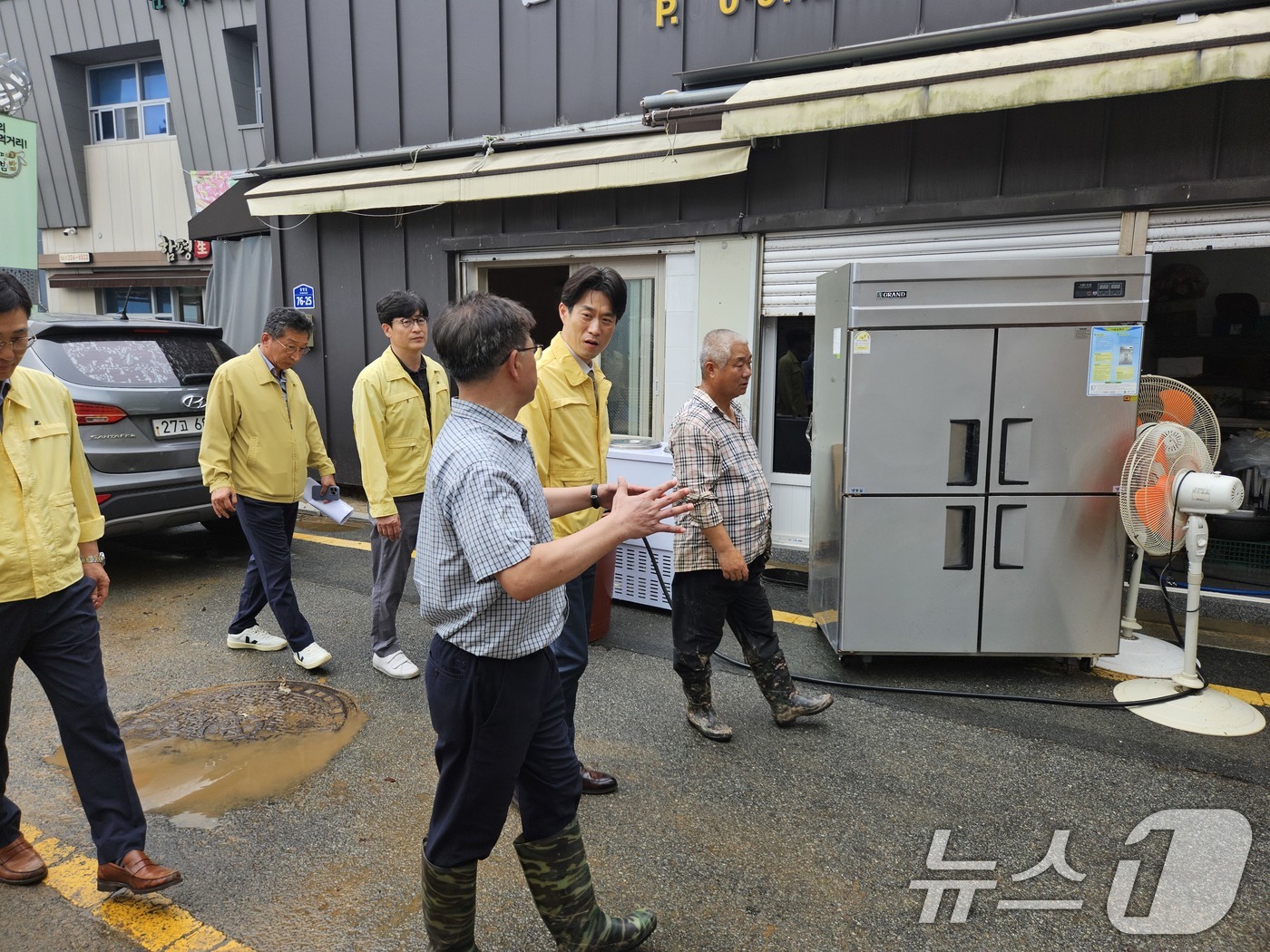 (서울=뉴스1) = 노용석 중소벤처기업부 차관이 4일 전남 함평천지 전통시장 및 골목형상점가를 방문해 집중호우 피해 및 복구 상황을 점검하고 있다. (중소벤처기업부 제공. 재판매 …