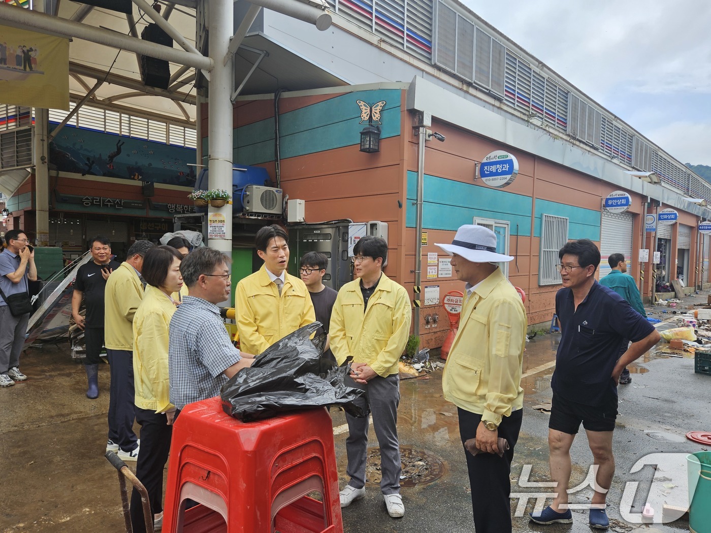 (서울=뉴스1) = 노용석 중소벤처기업부 차관이 4일 전남 함평천지 전통시장 및 골목형상점가를 방문해 집중호우 피해 및 복구 상황을 점검하고 있다. (중소벤처기업부 제공. 재판매 …