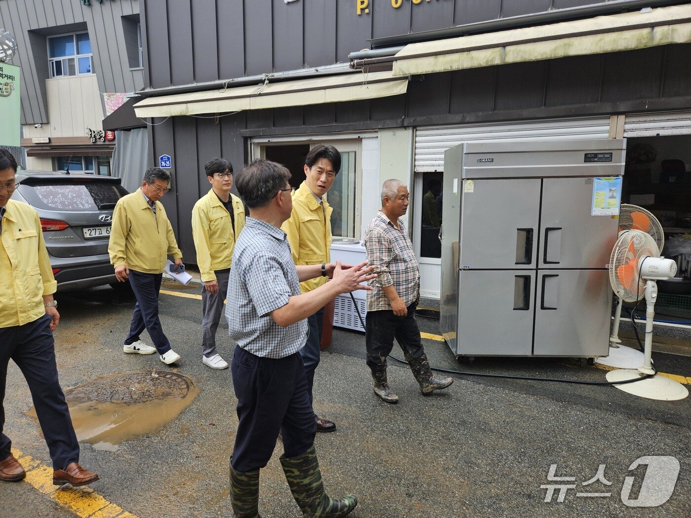 본문 이미지 - 노용석 중소벤처기업부 차관이 4일 전남 함평천지 전통시장 및 골목형상점가를 방문해 집중호우 피해 및 복구 상황을 점검하며 애로사항을 청취하고 있다. (중기부 제공)