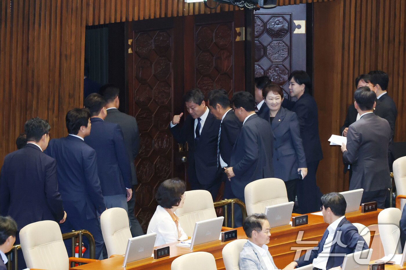 본문 이미지 - 더불어민주당 정청래 대표와 의원들이 전날(4일) 오후 서울 여의도 국회에서 열린 본회의에서 신동욱 국민의힘 의원이 방송법 일부개정법률안(대안)에 대한 무제한토론(필리버스터)을 시작하자 본회의장을 나서고 있다. 2025.8.4/뉴스1 ⓒ News1 이광호 기자