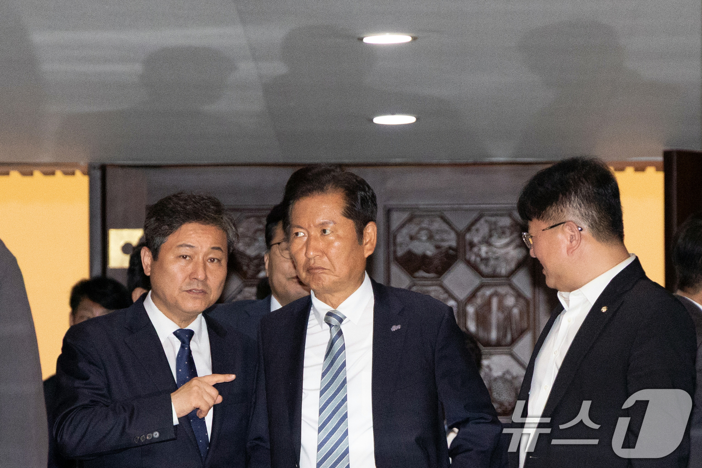 (서울=뉴스1) 이승배 기자 = 정청래 더불어민주당 대표를 비롯한 의원들이 4일 오후 서울 여의도 국회에서 열린 제427회 국회(임시회) 3차 본회의에서 국민의힘 측에서 방송법 개 …