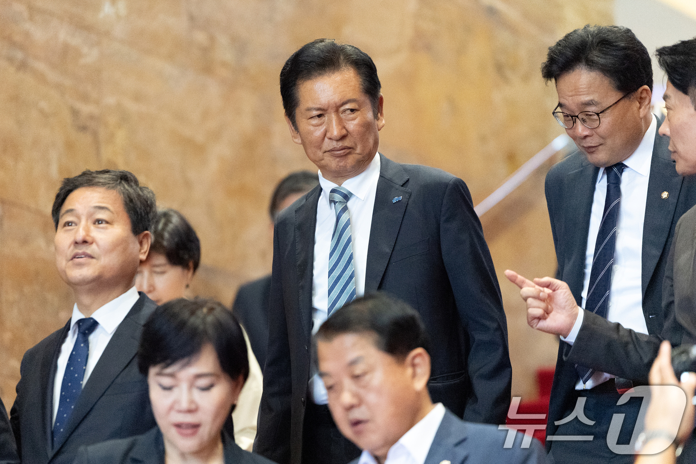 (서울=뉴스1) 이승배 기자 = 정청래 더불어민주당 대표를 비롯한 의원들이 4일 오후 서울 여의도 국회에서 열린 제427회 국회(임시회) 3차 본회의에서 국민의힘 측에서 방송법 개 …