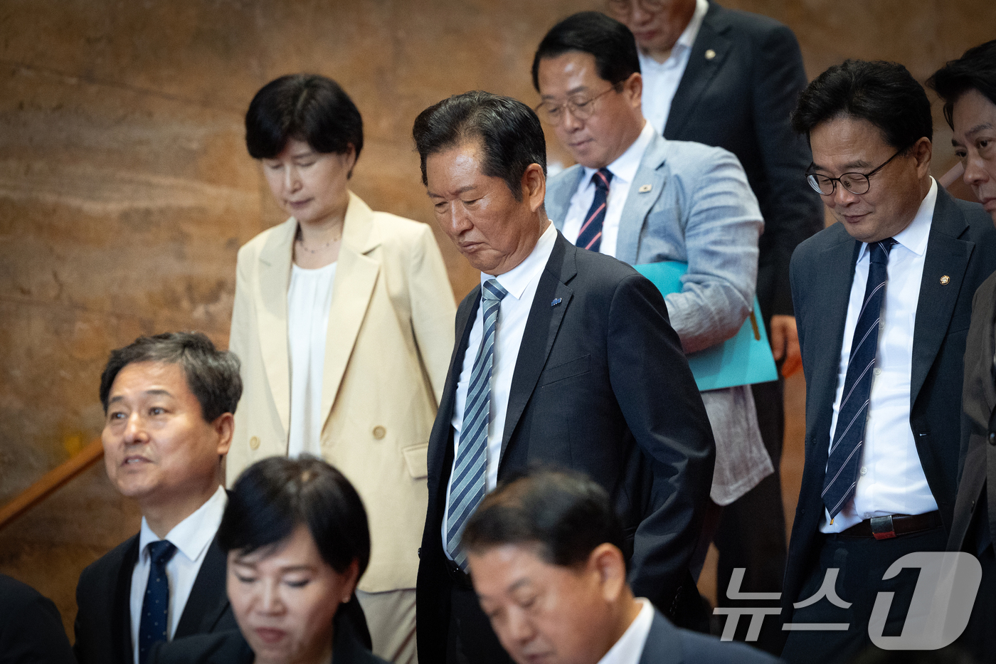 (서울=뉴스1) 이승배 기자 = 정청래 더불어민주당 대표를 비롯한 의원들이 4일 오후 서울 여의도 국회에서 열린 제427회 국회(임시회) 3차 본회의에서 국민의힘 측에서 방송법 개 …