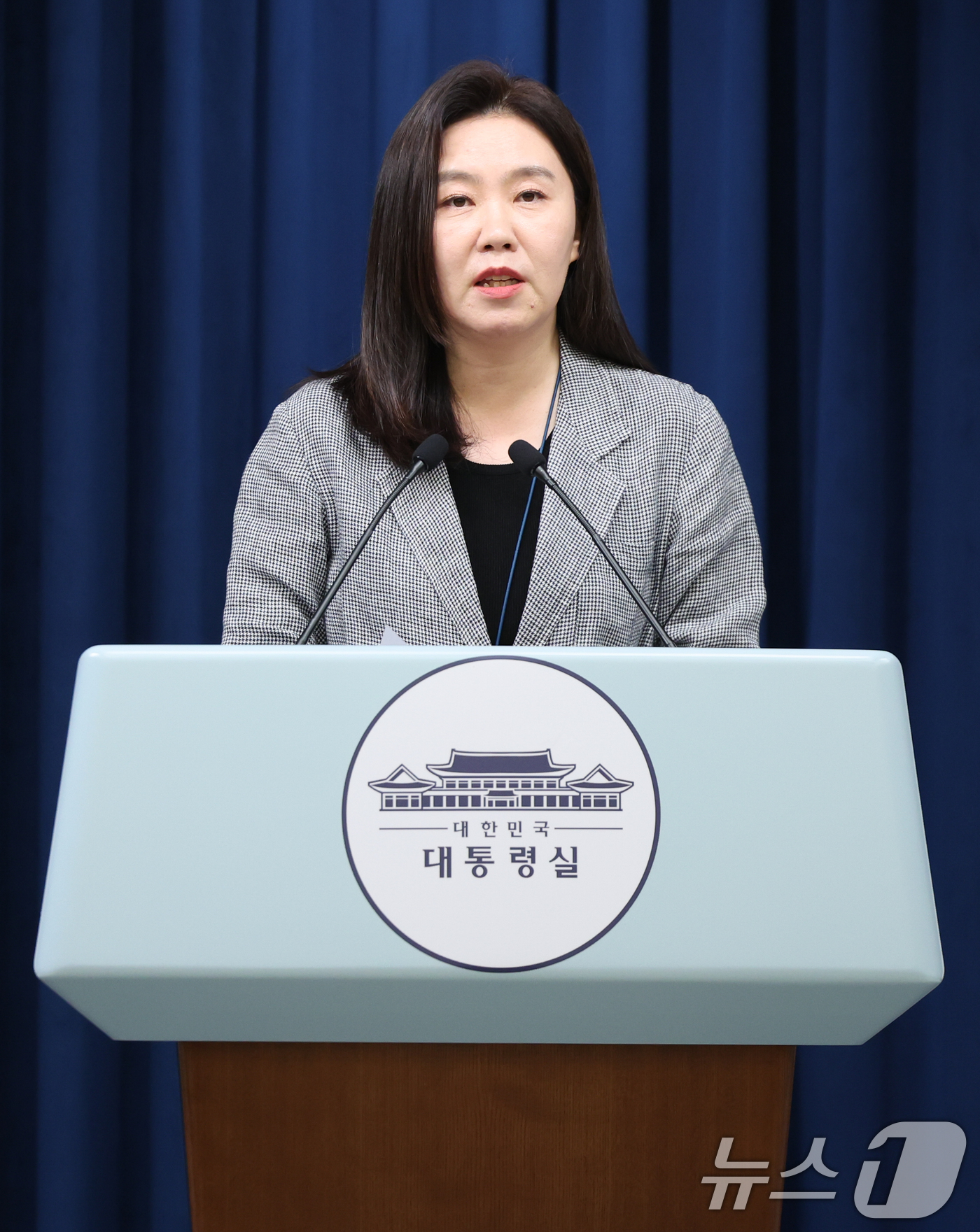 (서울=뉴스1) 허경 기자 = 강유정 대통령실 대변인이 4일 서울 용산 대통령실 청사에서 비서실장 주재 수석보좌관회의 관련 브리핑을 하고 있다. 2025.8.4/뉴스1