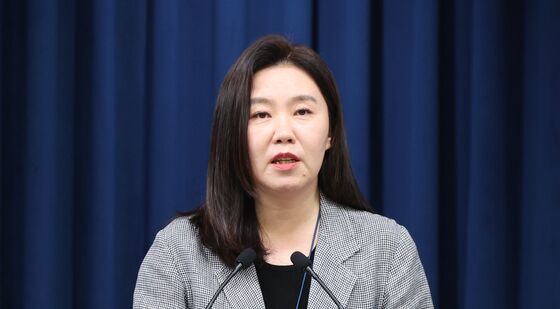 비서실장 주재 수석보좌관회의 브리핑하는 강유정 대변인