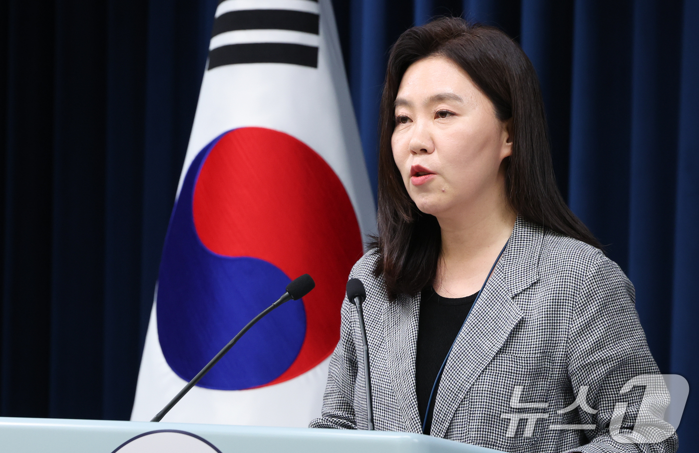 (서울=뉴스1) 허경 기자 = 강유정 대통령실 대변인이 4일 서울 용산 대통령실 청사에서 비서실장 주재 수석보좌관회의 관련 브리핑을 하고 있다. 2025.8.4/뉴스1