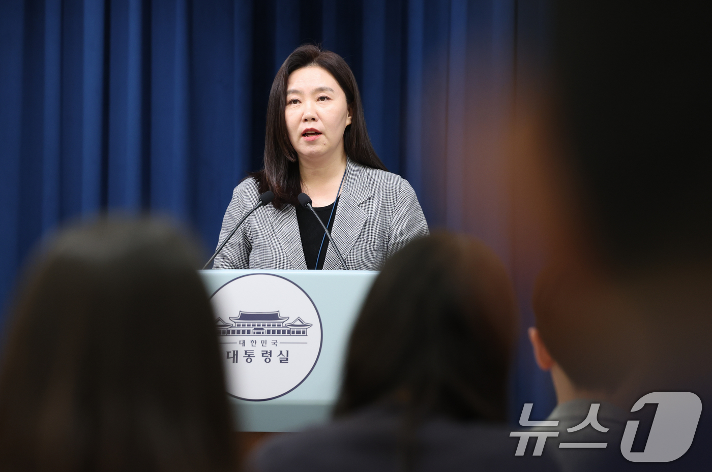 (서울=뉴스1) 허경 기자 = 강유정 대통령실 대변인이 4일 서울 용산 대통령실 청사에서 비서실장 주재 수석보좌관회의 관련 브리핑을 하고 있다. 2025.8.4/뉴스1