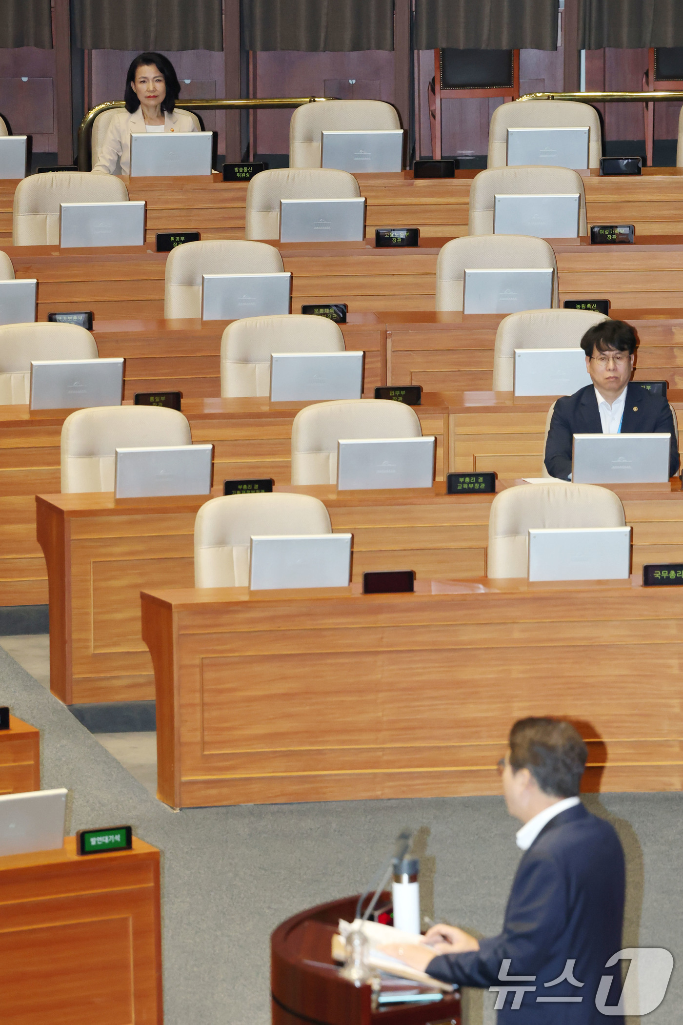 (서울=뉴스1) 이광호 기자 = 이진숙 방송통신위원장(왼쪽 위)이 4일 오후 서울 여의도 국회에서 열린 본회의에 출석해 신동욱 국민의힘 의원의 방송법 일부개정법률안(대안)에 대한 …