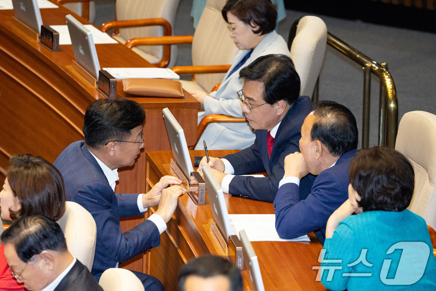 (서울=뉴스1) 유승관 기자 = 송언석 국민의힘 비상대책위원장 겸 원내대표와 정점식 사무총장 등 의원들이 4일 서울 여의도 국회에서 열린 제427회 국회(임시회) 3차 본회의에서 …