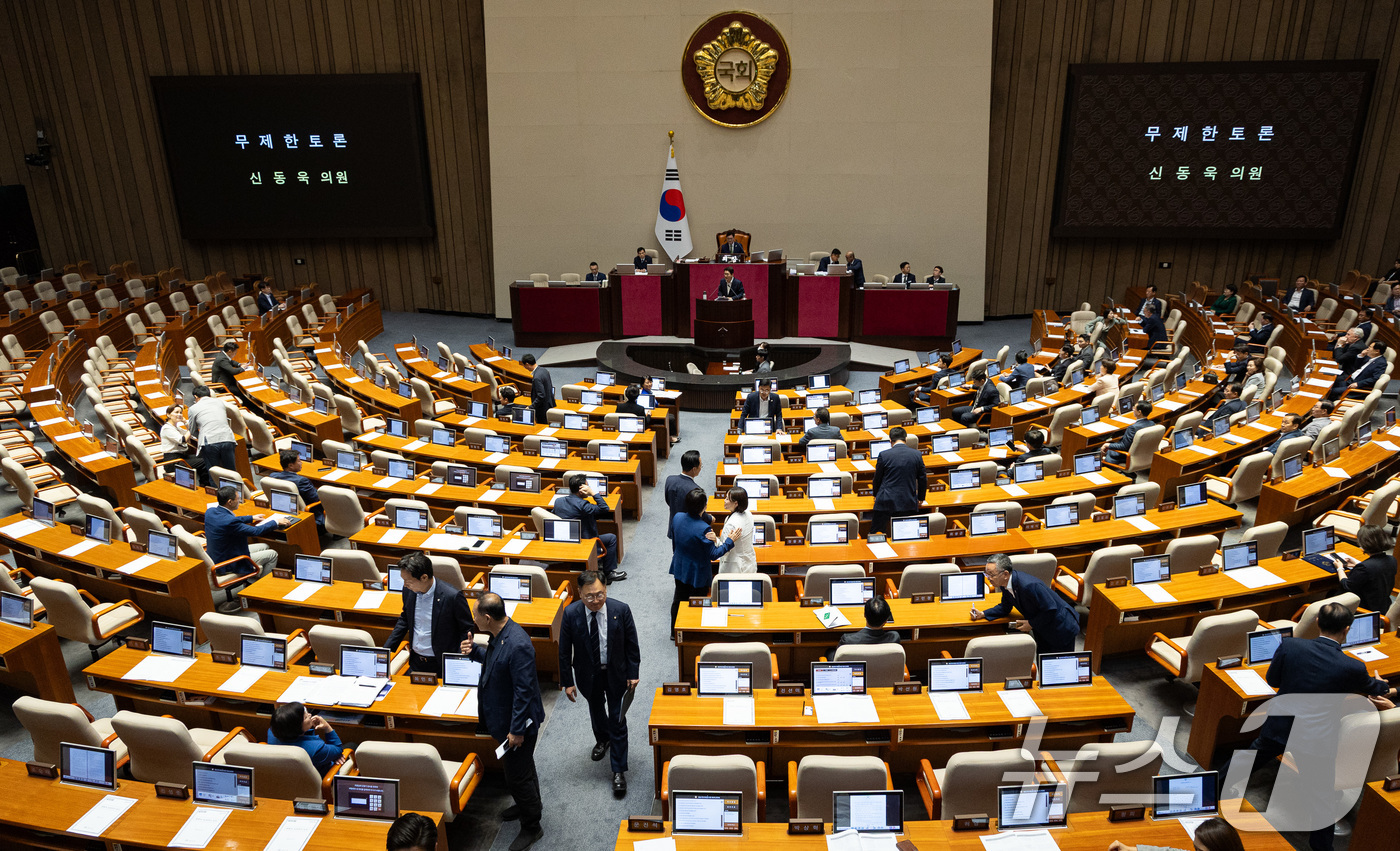 (서울=뉴스1) 유승관 기자 = 4일 서울 여의도 국회에서 열린 제427회 국회(임시회) 3차 본회의에서 방송법 일부개정법률안(대안)에 대한 신동욱 국민의힘 의원의 무제한토론(필리 …