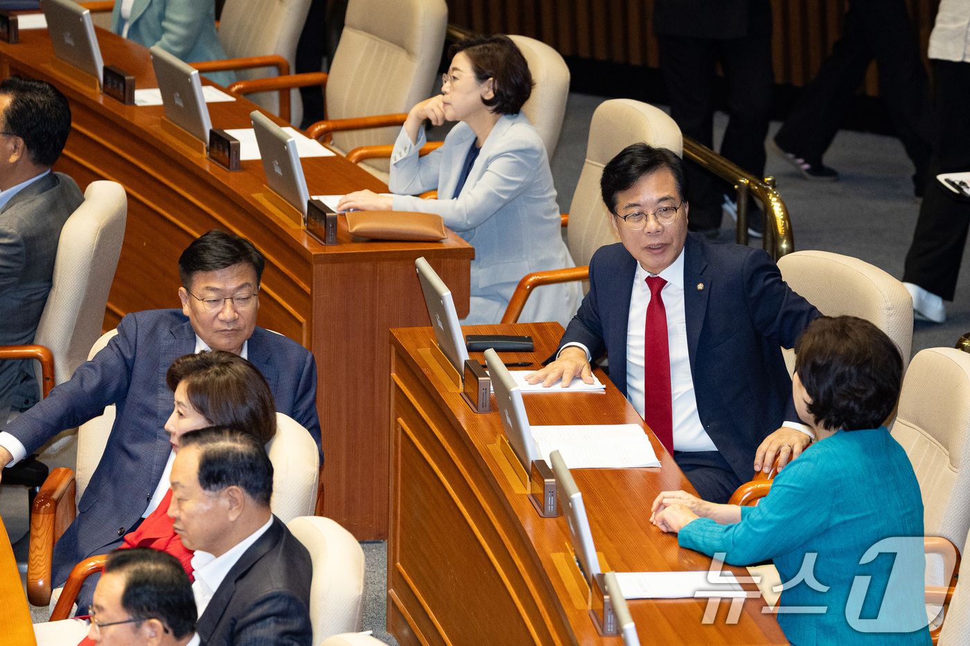 (서울=뉴스1) 유승관 기자 = 송언석 국민의힘 비상대책위원장 겸 원내대표와 정점식 사무총장 등 의원들이 4일 서울 여의도 국회에서 열린 제427회 국회(임시회) 3차 본회의에서 …