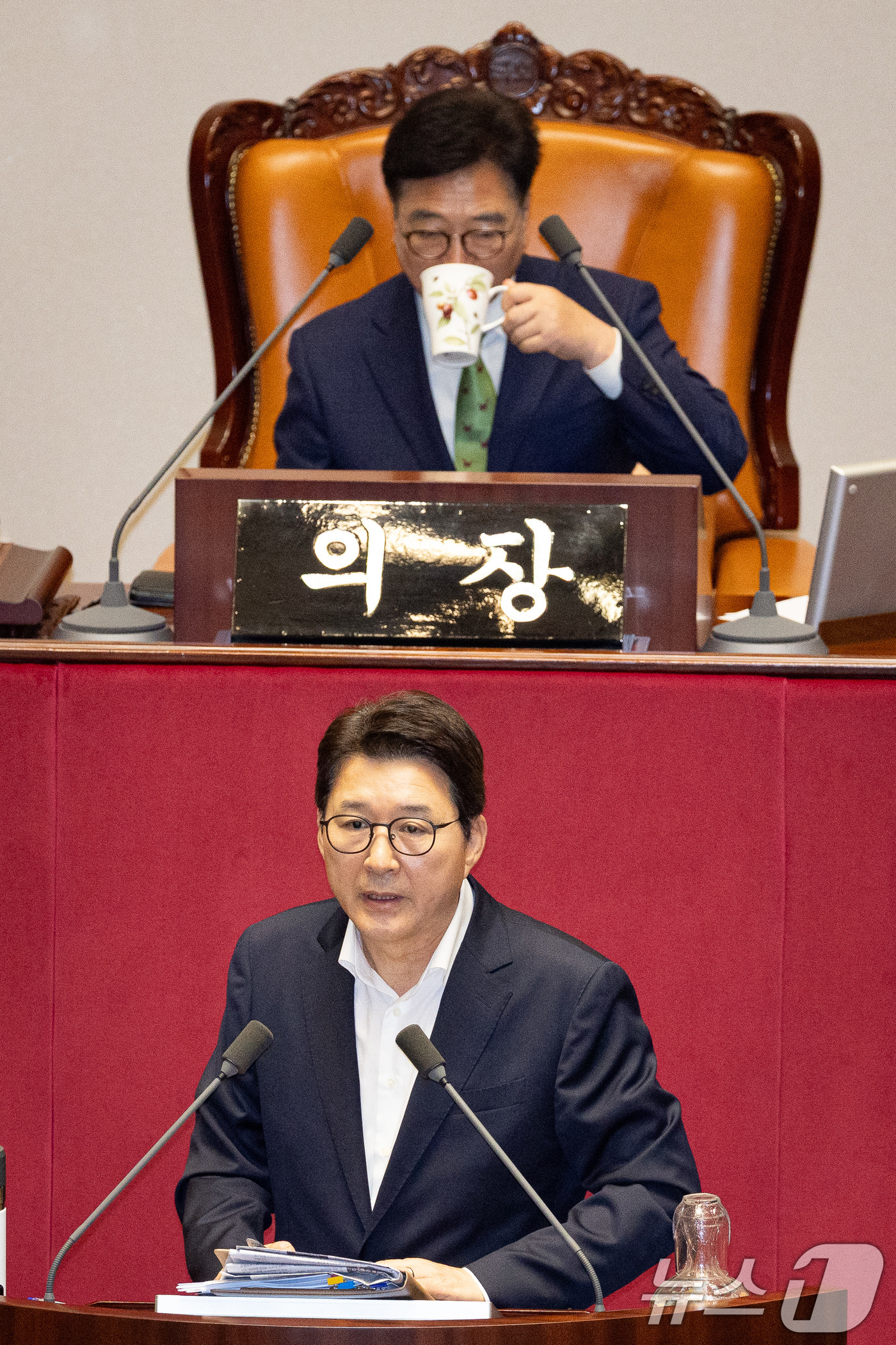 (서울=뉴스1) 유승관 기자 = 신동욱 국민의힘 의원이 4일 서울 여의도 국회에서 열린 제427회 국회(임시회) 3차 본회의에 상정된 방송법 일부개정법률안(대안)에 대한 무제한토론 …