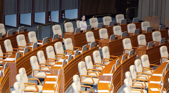 여당 빈자리 속 방송법 필리버스터 지켜보는 이진숙 방통위원장