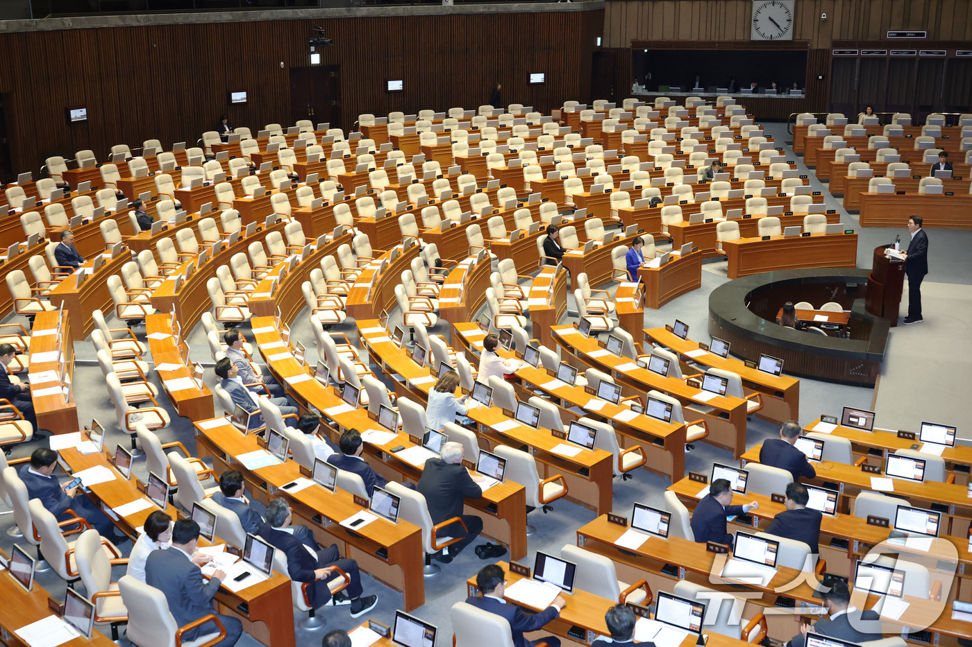 (서울=뉴스1) 이광호 기자 = 4일 오후 서울 여의도 국회 본회의장에서 신동욱 국민의힘 의원의 방송법 일부개정법률안(대안)에 대한 무제한토론(필리버스터)이 진행되고 있는 가운데 …