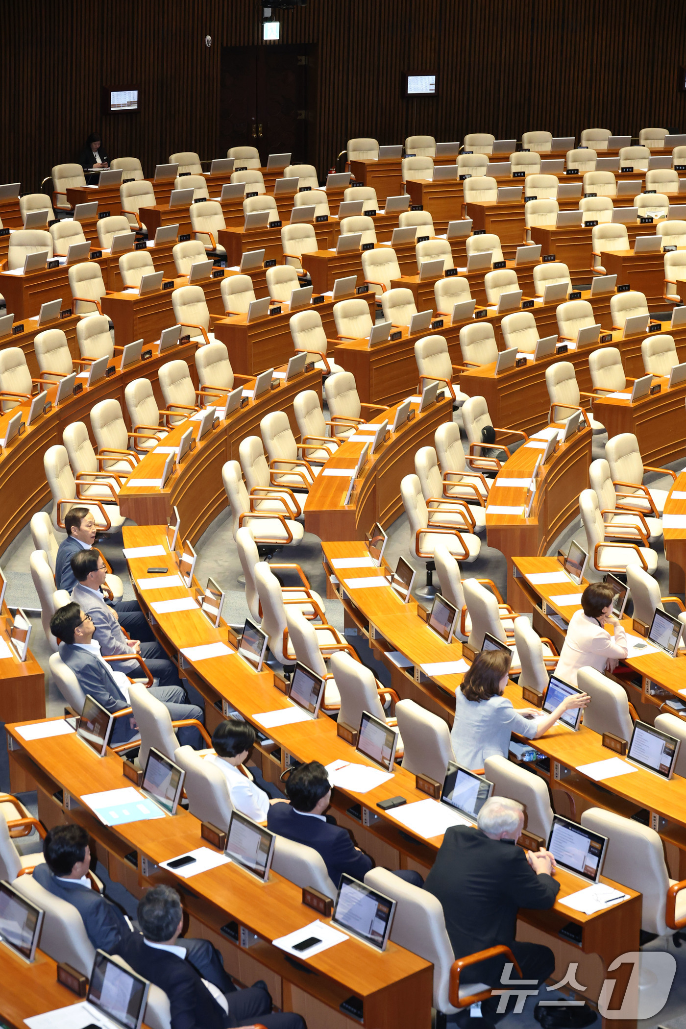 (서울=뉴스1) 이광호 기자 = 4일 오후 서울 여의도 국회 본회의장에서 신동욱 국민의힘 의원의 방송법 일부개정법률안(대안)에 대한 무제한토론(필리버스터)이 진행되고 있는 가운데 …