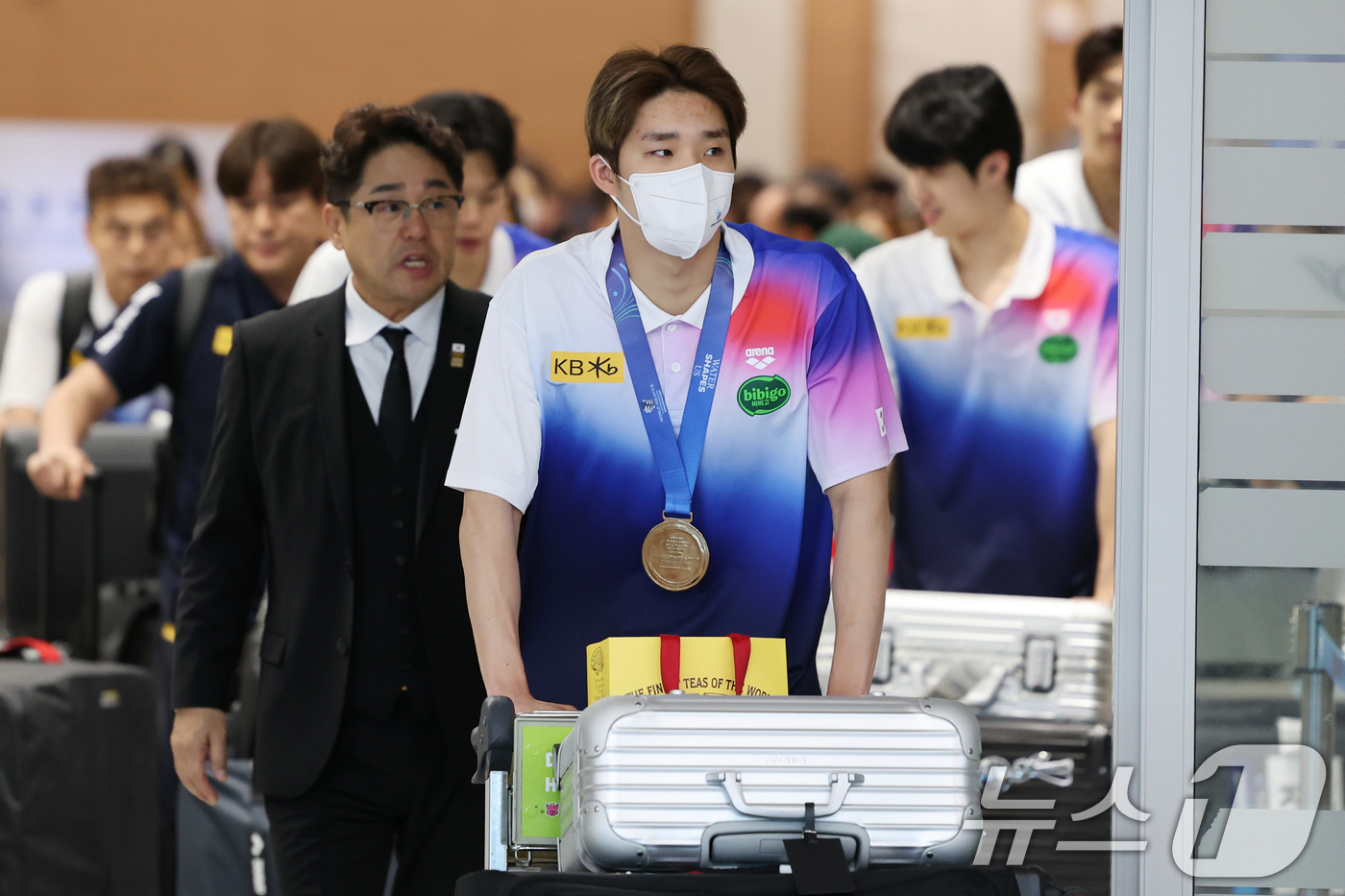 (인천공항=뉴스1) 황기선 기자 = '2025 제22회 싱가포르 세계수영선수권대회' 출전을 마친 대한민국 수영 대표팀 김우민이 4일 오후 인천국제공항을 통해 입국하고 있다. 202 …