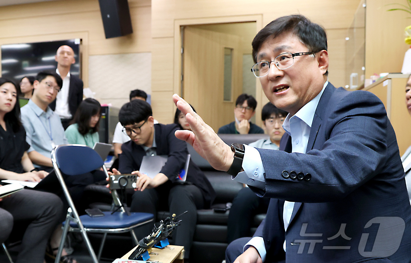 (세종=뉴스1) 김기남 기자 = 김성환 환경부 장관이 4일 오후 세종시 정부세종청사 환경부 기자실에서 출입기자단과 현안 관련 감담회에 참석하여 질문에 답하고 있다. 2025.8.4 …