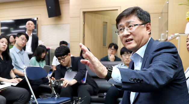 출입기자단 질문에 답하는 김성환 환경부 장관
