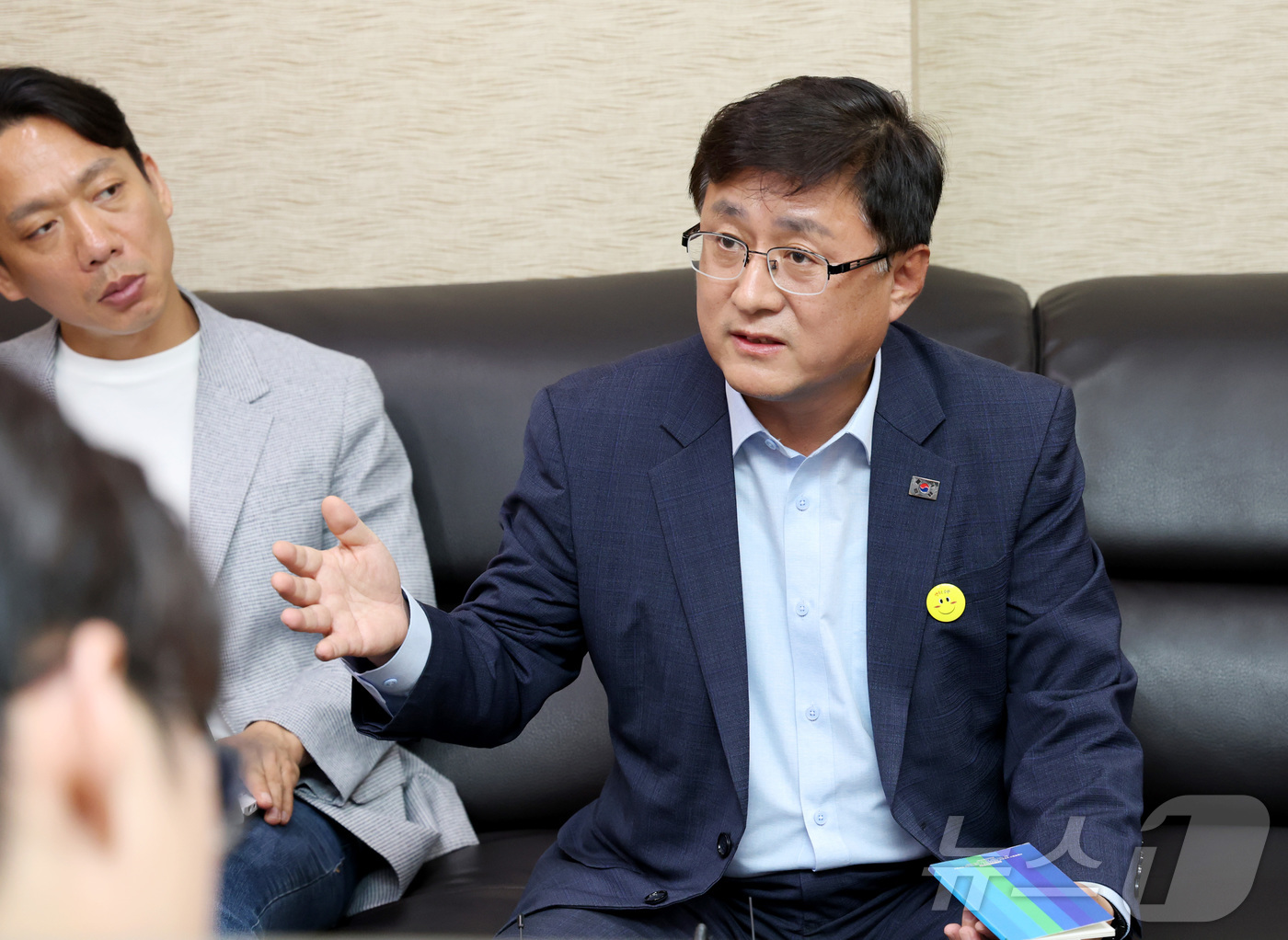 (세종=뉴스1) 김기남 기자 = 김성환 환경부 장관이 4일 오후 세종시 정부세종청사 환경부 기자실에서 출입기자단과 현안 관련 감담회에 참석하여 질문에 답하고 있다. 2025.8.4 …