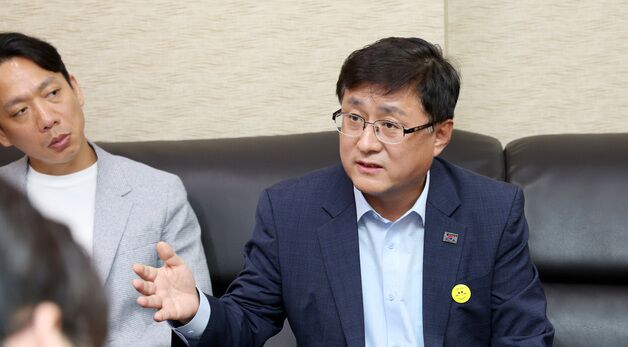 현안관련 이야기 나누는 김성환 환경부 장관