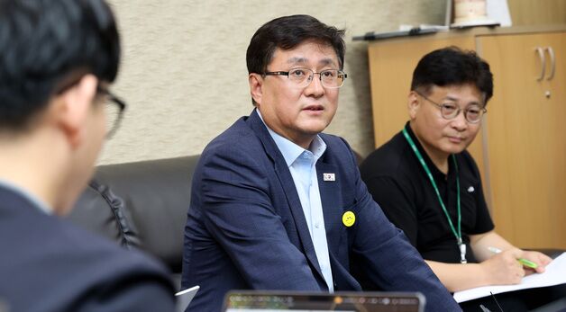 출입기자단 질문에 답하는 김성환 환경부 장관