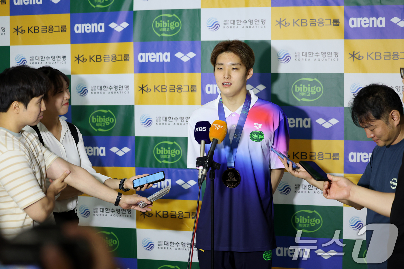 (인천공항=뉴스1) 황기선 기자 = '2025 제22회 싱가포르 세계수영선수권대회' 출전을 마친 대한민국 수영 대표팀 김우민이 4일 오후 인천국제공항을 통해 입국, 취재진 질문에 …