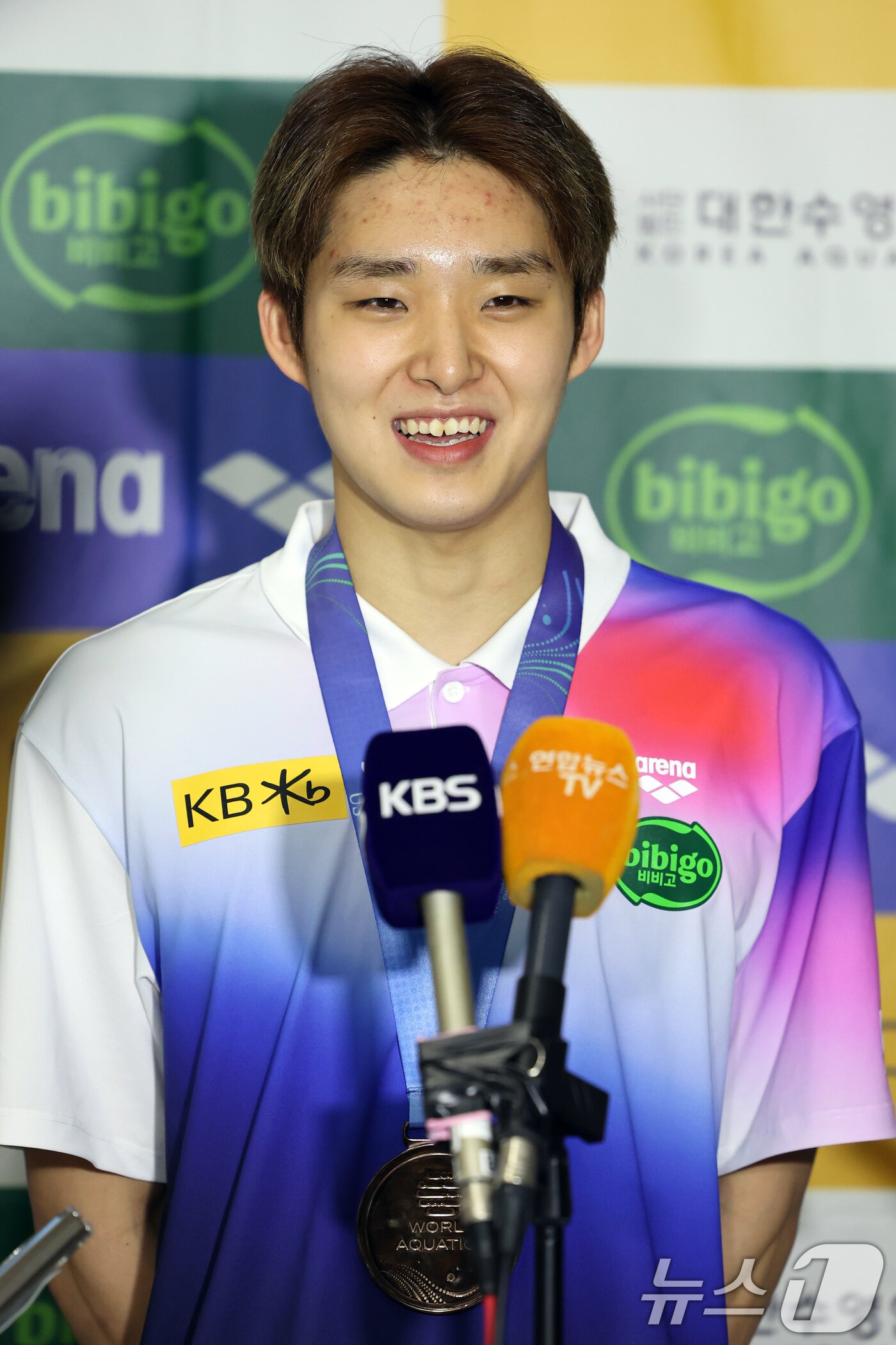 본문 이미지 - &#39;2025 제22회 싱가포르 세계수영선수권대회&#39; 출전을 마친 대한민국 수영 대표팀 김우민이 4일 오후 인천국제공항을 통해 입국, 취재진 질문에 답하고 있다. 2025.8.4/뉴스1 ⓒ News1 황기선 기자