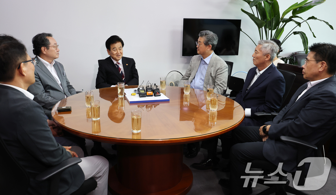 (서울=뉴스1) 장수영 기자 = 정동영 통일부 장관이 4일 오후 서울 여의도 국회의원회관 내 의원실에서 남북협력민간단체협의회 관계자들과 면담을 하고 있다. 2025.8.4/뉴스1