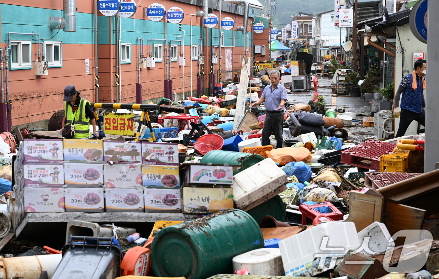 (함평=뉴스1) 김태성 기자 = 4일 전남 함평군 함평읍 천지전통시장에서 상인들이 폭우에 떠내려 온 각종 폐기물과 침수피해 입은 가재도구를 정리하고 있다. 2025.8.4/뉴스1