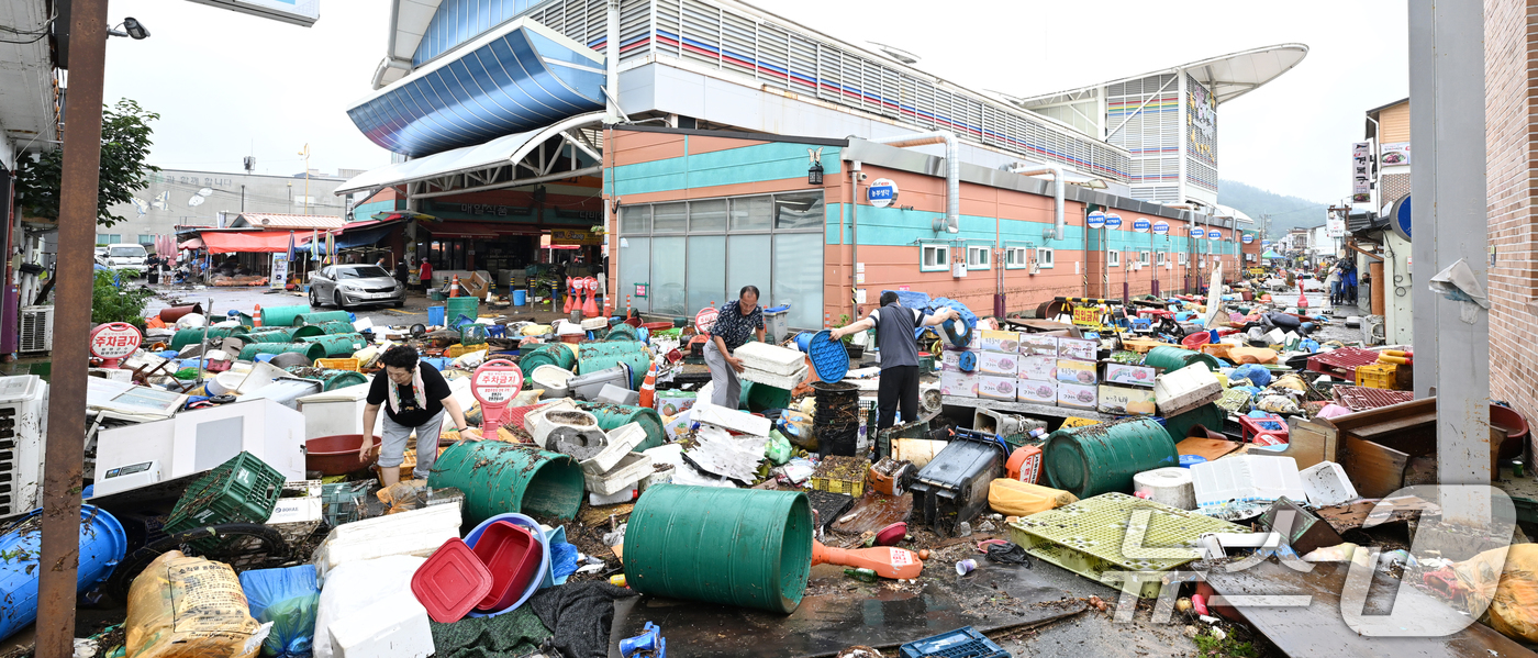 (함평=뉴스1) 김태성 기자 = 4일 전남 함평군 함평읍 천지전통시장에서 상인들이 폭우에 떠내려 온 각종 폐기물과 침수피해 입은 가재도구를 정리하고 있다. 2025.8.4/뉴스1