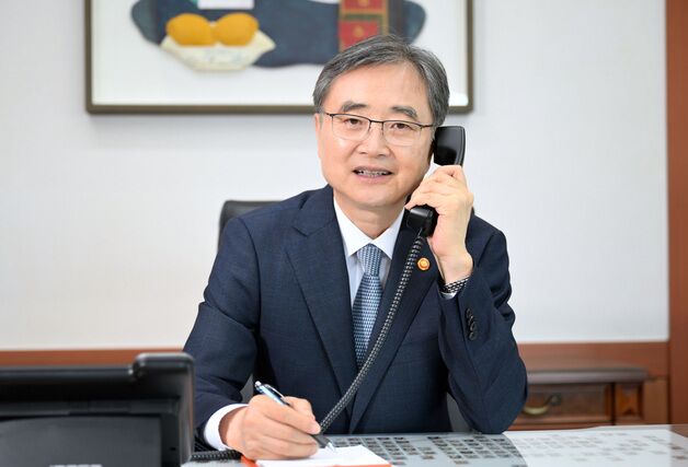 한·영 외교장관 첫 통화…조현 "경제·과학기술 협력 증진 기대"
