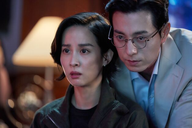 조여정·정성일, 밀폐된 호텔 스위트룸서 아찔한 독점 인터뷰 [N컷]