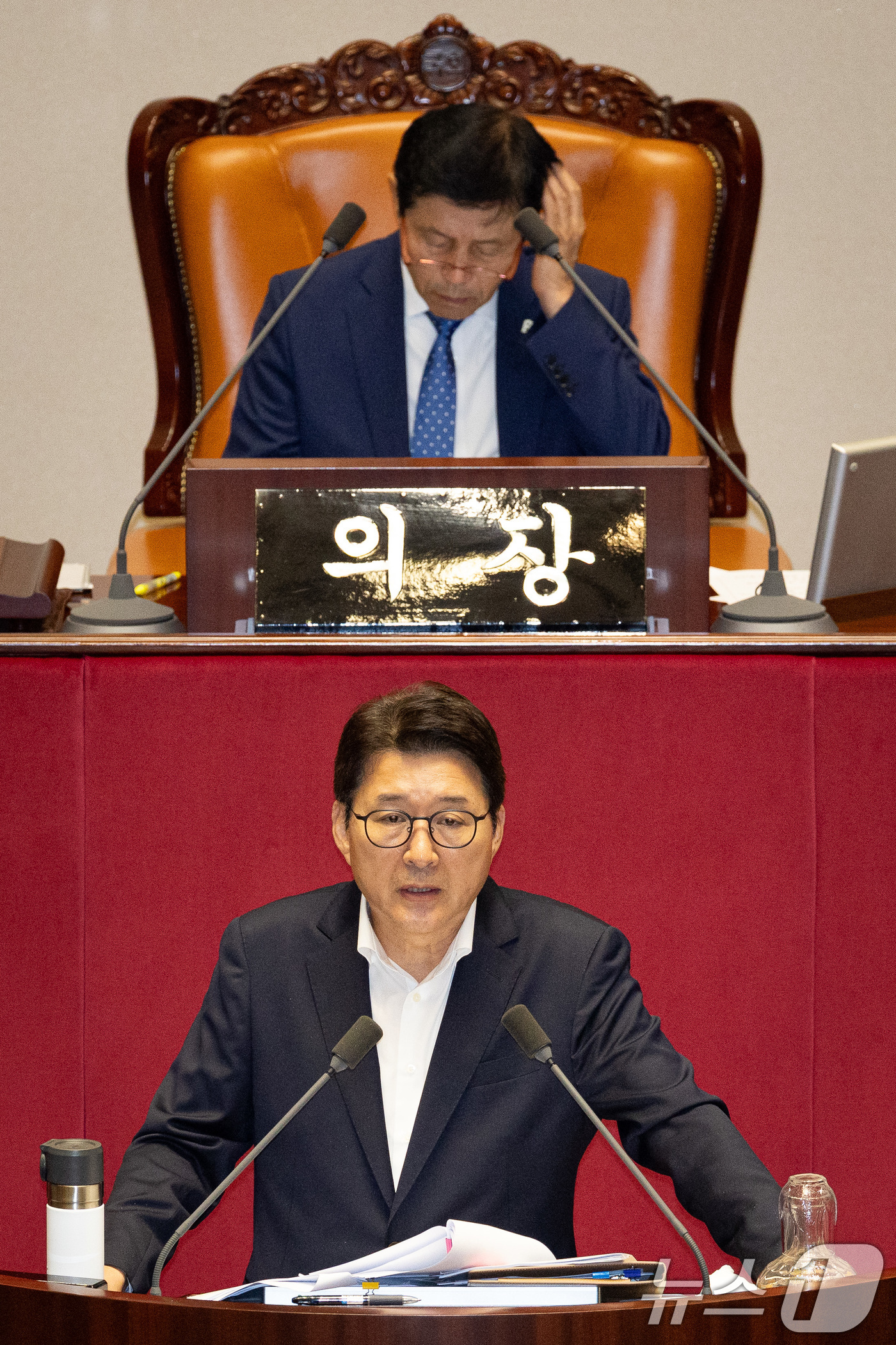 (서울=뉴스1) 유승관 기자 = 신동욱 국민의힘 의원이 4일 서울 여의도 국회에서 열린 제427회 국회(임시회) 3차 본회의에 상정된 방송법 일부개정법률안(대안)에 대한 무제한토론 …