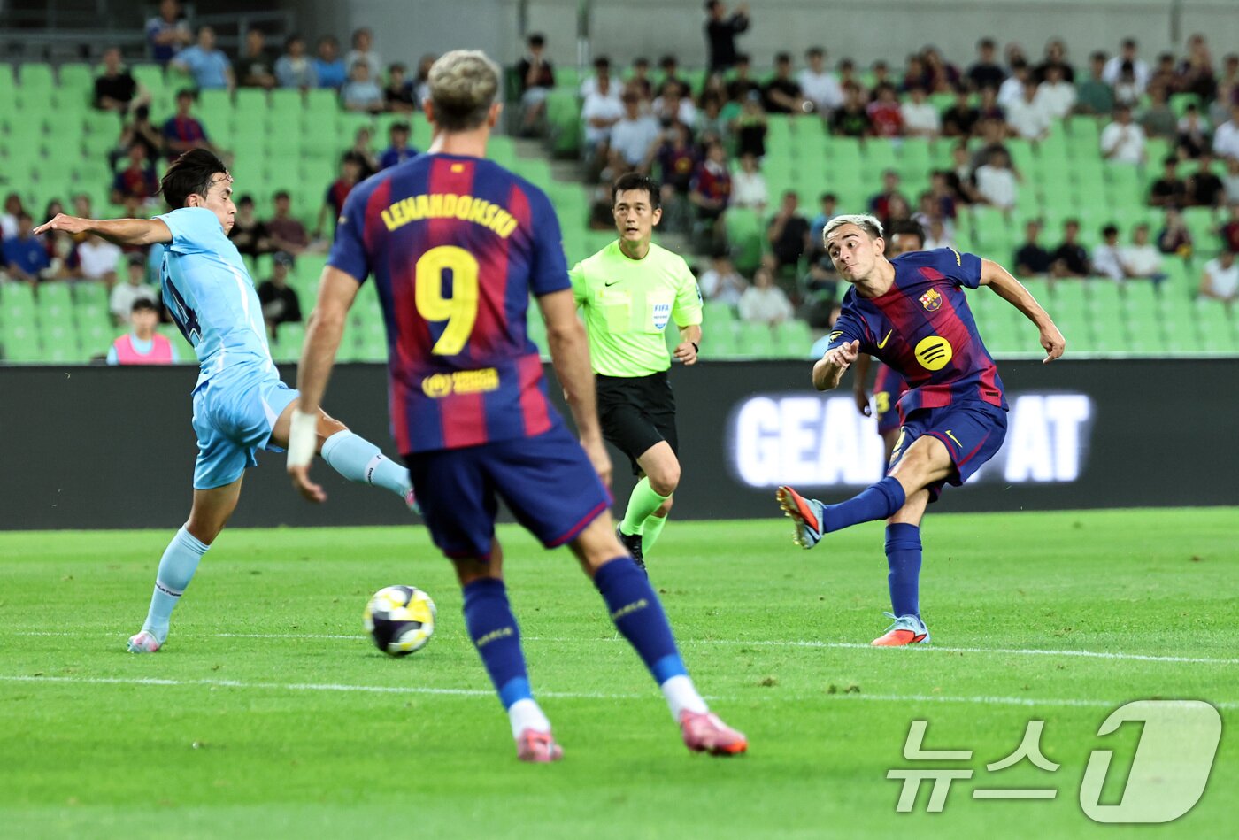 본문 이미지 - 4일 오후 대구 수성구 대구스타디움에서 열린 &#39;2025 FC바르셀로나 아시아투어&#39; 대구FC와 FC바르셀로나의 경기에서 전반 FC바르셀로나 가비가 선취골을 넣고 있다. 2025.8.4/뉴스1 ⓒ News1 구윤성 기자