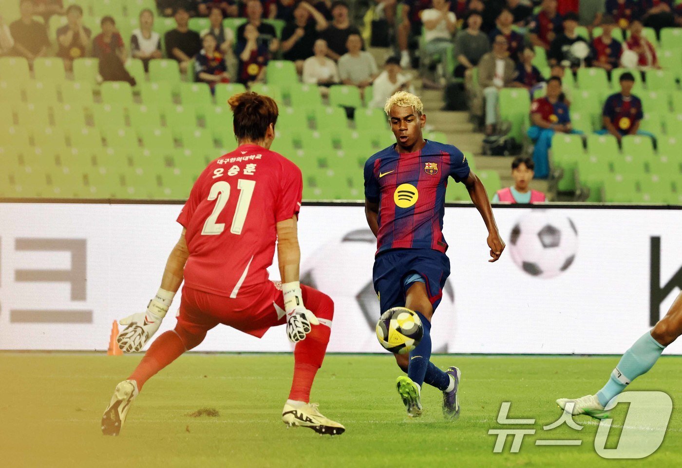 본문 이미지 - 4일 오후 대구 수성구 대구스타디움에서 열린 &#39;2025 FC바르셀로나 아시아투어&#39; 대구FC와 FC바르셀로나의 경기에서 전반 FC바르셀로나 라민 야말이 칩슛을 시도하고 있다. 2025.8.4/뉴스1 ⓒ News1 구윤성 기자