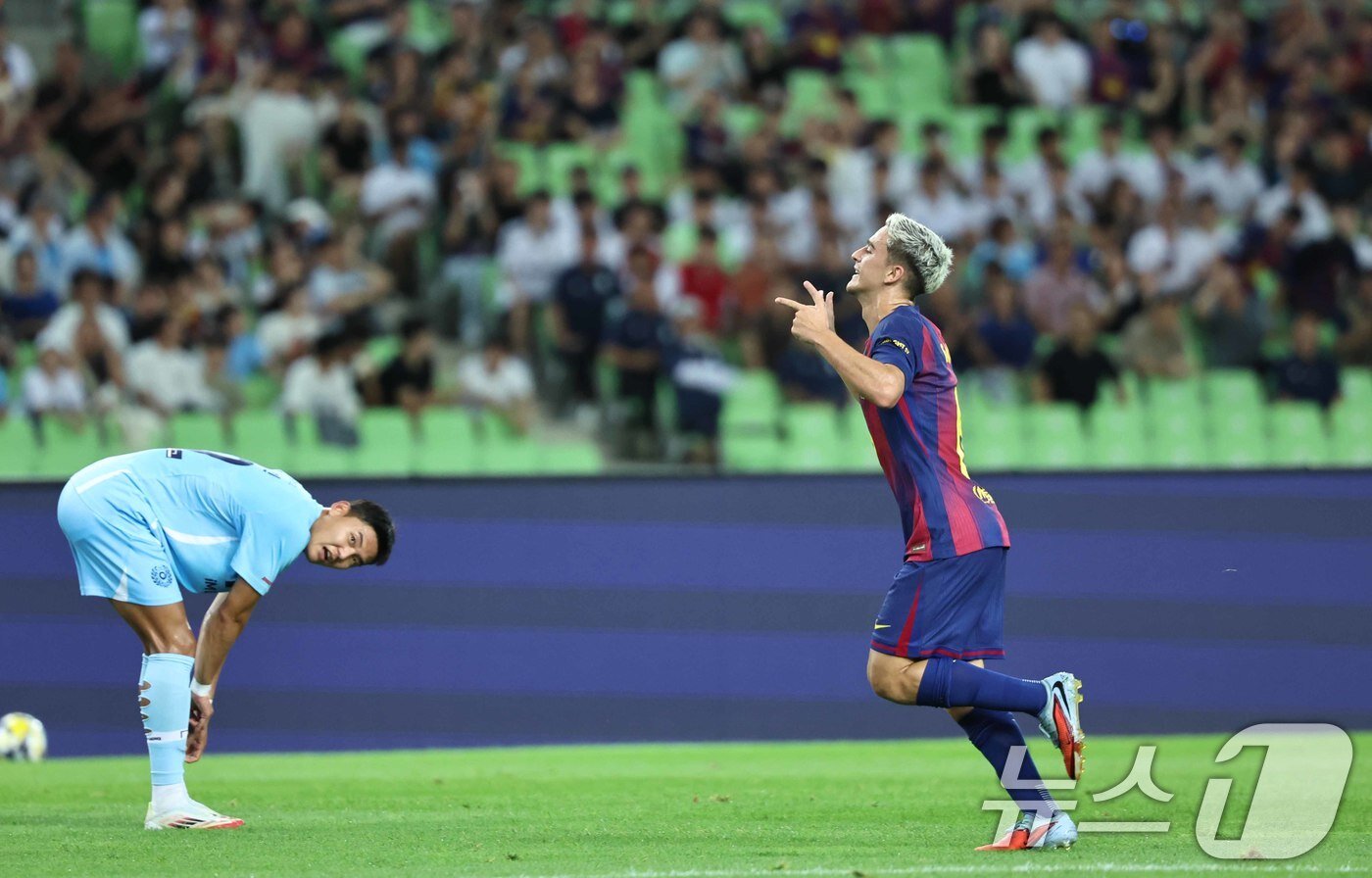 본문 이미지 - 4일 오후 대구 수성구 대구스타디움에서 열린 &#39;2025 FC바르셀로나 아시아투어&#39; 대구FC와 FC바르셀로나의 경기에서 전반 FC바르셀로나 가비가 선취골을 넣은 뒤 세리머니하고 있다. 2025.8.4/뉴스1 ⓒ News1 구윤성 기자