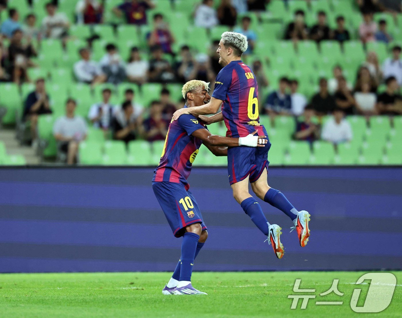 본문 이미지 - 4일 오후 대구 수성구 대구스타디움에서 열린 &#39;2025 FC바르셀로나 아시아투어&#39; 대구FC와 FC바르셀로나의 경기에서 전반 FC바르셀로나 가비가 선취골을 넣은 뒤 라민 야말과 세리머니하고 있다. 2025.8.4/뉴스1 ⓒ News1 구윤성 기자