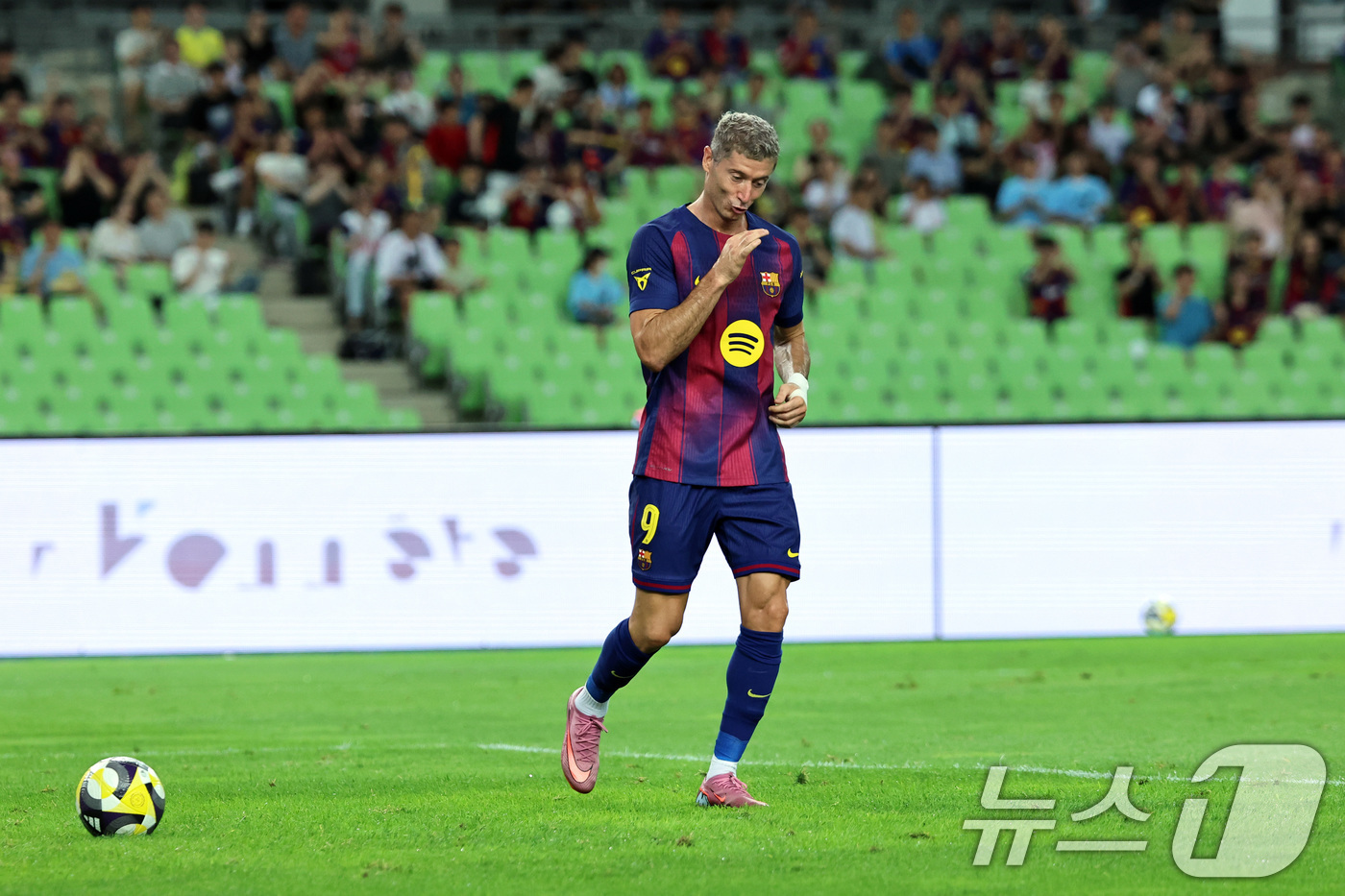 (대구=뉴스1) 구윤성 기자 = 4일 오후 대구 수성구 대구스타디움에서 열린 '2025 FC바르셀로나 아시아투어' 대구FC와 FC바르셀로나의 경기에서 전반 FC바르셀로나 레반도프스 …