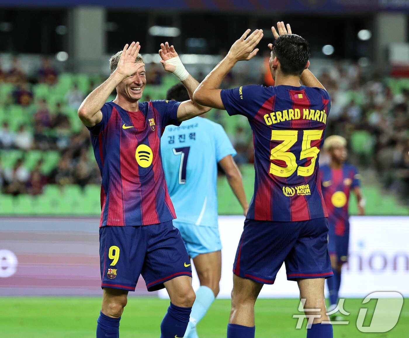 본문 이미지 - 4일 오후 대구 수성구 대구스타디움에서 열린 &#39;2025 FC바르셀로나 아시아투어&#39; 대구FC와 FC바르셀로나의 경기에서 전반 FC바르셀로나 레반도프스키가 팀의 두번째 골을 넣은 뒤 제라르 마르틴과 하이파이브하고 있다. 2025.8.4/뉴스1 ⓒ News1 구윤성 기자