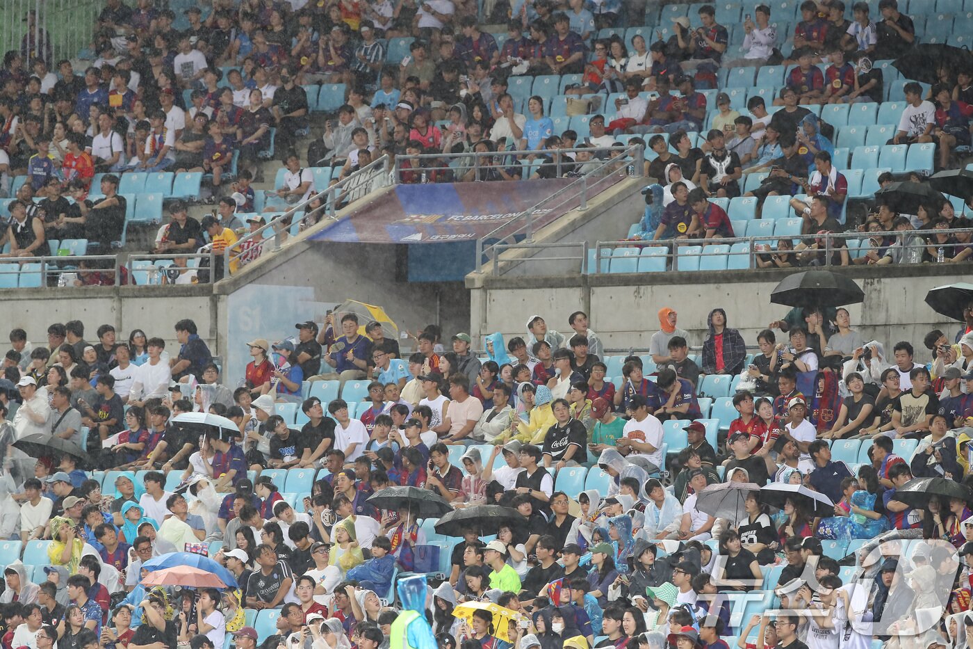 본문 이미지 - 4일 오후 대구 수성구 대구스타디움에서 열린 &#39;2025 FC바르셀로나 아시아투어&#39; 대구FC와 FC바르셀로나의 경기, 비가 내리는 가운데 경기장을 찾은 축구팬들이 양팀의 경기를 지켜보고 있다. 2025.8.4/뉴스1 ⓒ News1 공정식 기자