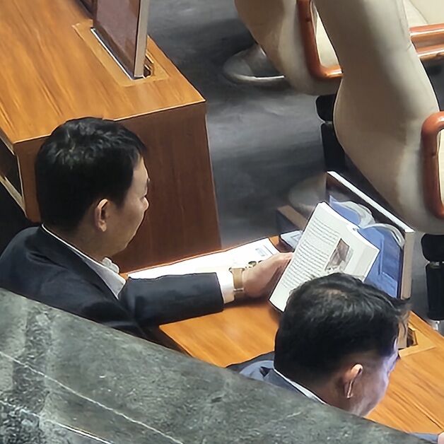 野 필리버스터 4시간째…與의원 독서, 책 제목 '허송세월'