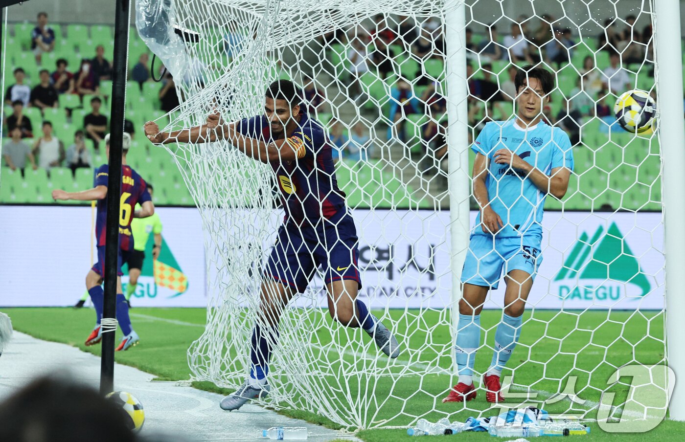 본문 이미지 - 4일 오후 대구 수성구 대구스타디움에서 열린 &#39;2025 FC바르셀로나 아시아투어&#39; 대구FC와 FC바르셀로나의 경기에서 전반 FC바르셀로나 로널드 아라우호가 가비의 도움을 받아 팀의 세번째 골을 넣고 있다. 2025.8.4/뉴스1 ⓒ News1 구윤성 기자