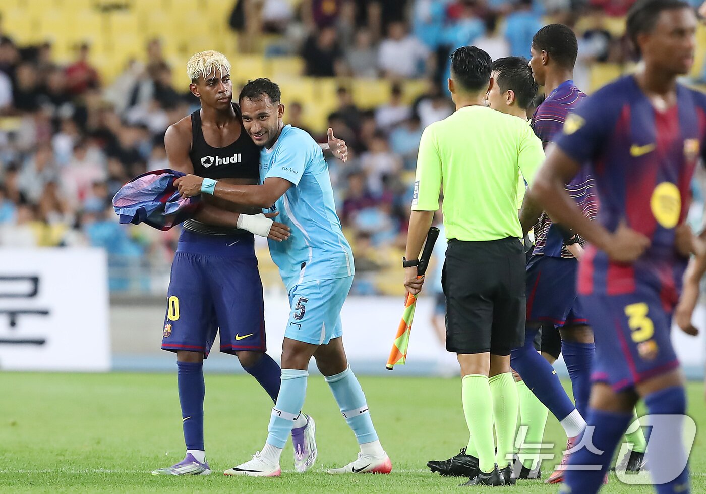 본문 이미지 - 4일 오후 대구 수성구 대구스타디움에서 열린 &#39;2025 FC바르셀로나 아시아투어&#39; 대구FC와 FC바르셀로나의 경기, 전반전 종료 후 바르셀로나 야말이 대구FC 지오바니에게 유니폼을 벗어준 뒤 포옹하고 있다. 2025.8.4/뉴스1 ⓒ News1 공정식 기자