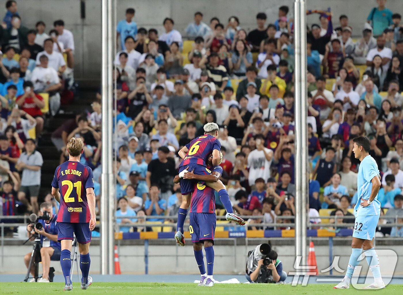 본문 이미지 - 4일 오후 대구 수성구 대구스타디움에서 열린 &#39;2025 FC바르셀로나 아시아투어&#39; 대구FC와 FC바르셀로나의 경기, 전반전 첫골을 성공시킨 가비가 야말과 함께 기쁨을 나누고 있다. 2025.8.4/뉴스1 ⓒ News1 공정식 기자