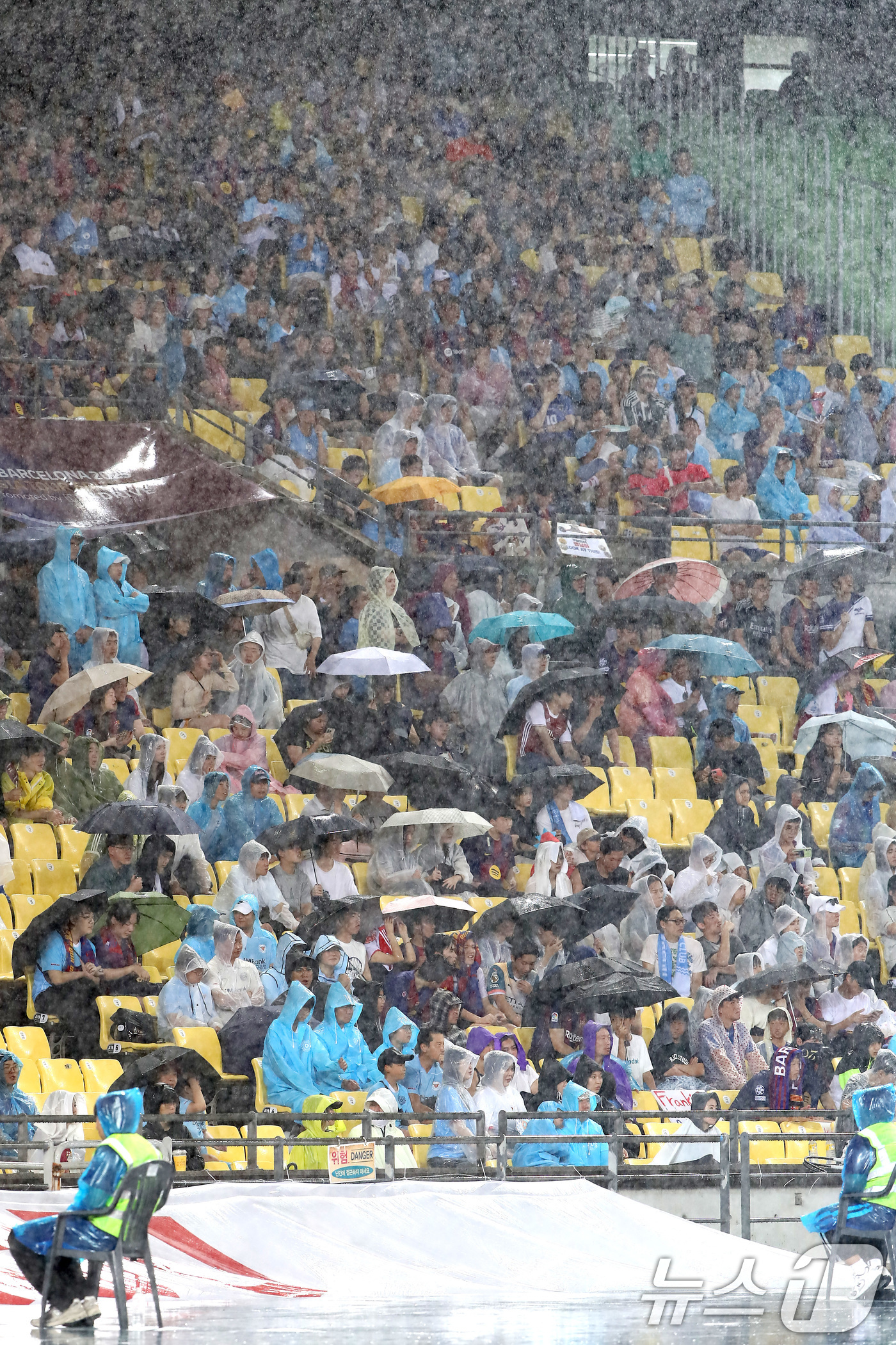 (대구=뉴스1) 공정식 기자 = 4일 오후 대구 수성구 대구스타디움에서 열린 '2025 FC바르셀로나 아시아투어' 대구FC와 FC바르셀로나의 경기, 후반전 폭우가 쏟아지는 가운데 …