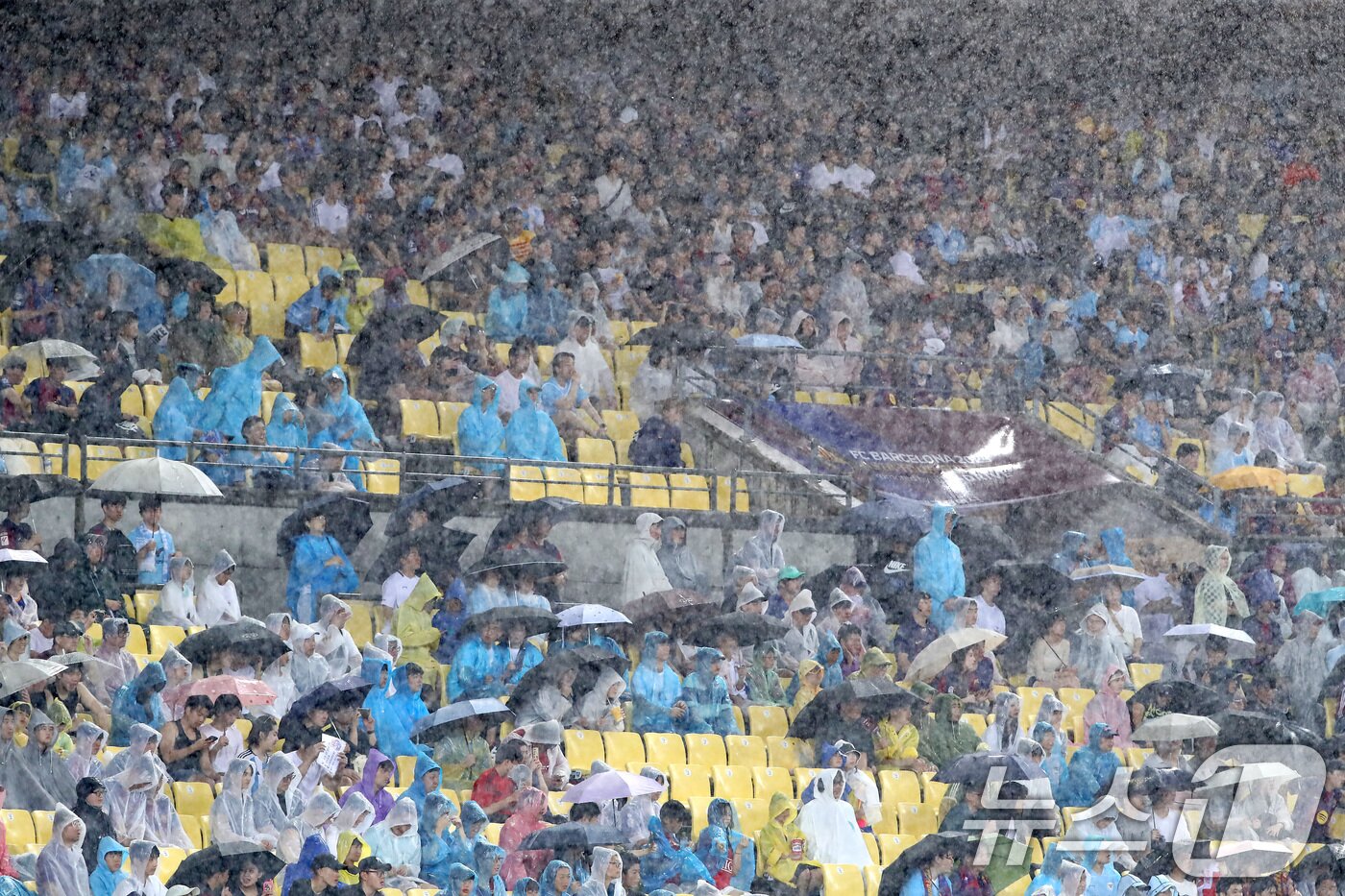 본문 이미지 - 4일 오후 대구 수성구 대구스타디움에서 열린 &#39;2025 FC바르셀로나 아시아투어&#39; 대구FC와 FC바르셀로나의 경기, 후반전 폭우가 쏟아지는 가운데 축구팬들이 관중석을 지키고 있다. 2025.8.4/뉴스1 ⓒ News1 공정식 기자