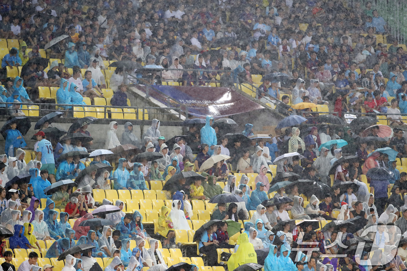 (대구=뉴스1) 공정식 기자 = 4일 오후 대구 수성구 대구스타디움에서 열린 '2025 FC바르셀로나 아시아투어' 대구FC와 FC바르셀로나의 경기, 후반전 폭우가 쏟아지는 가운데 …