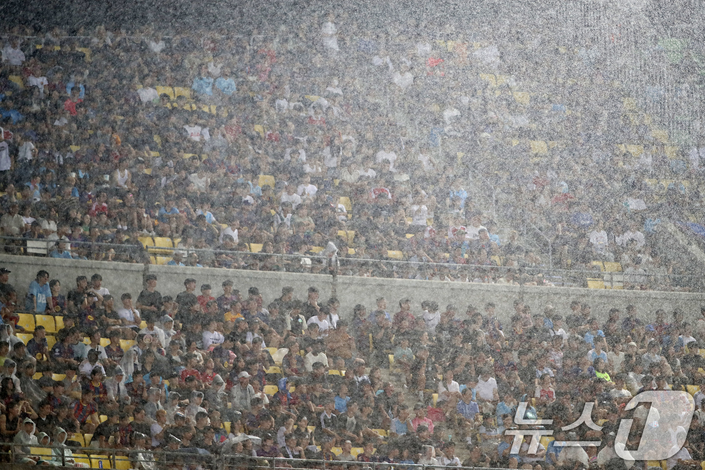 (대구=뉴스1) 공정식 기자 = 4일 오후 대구 수성구 대구스타디움에서 열린 '2025 FC바르셀로나 아시아투어' 대구FC와 FC바르셀로나의 경기, 후반전 폭우가 쏟아지는 가운데 …