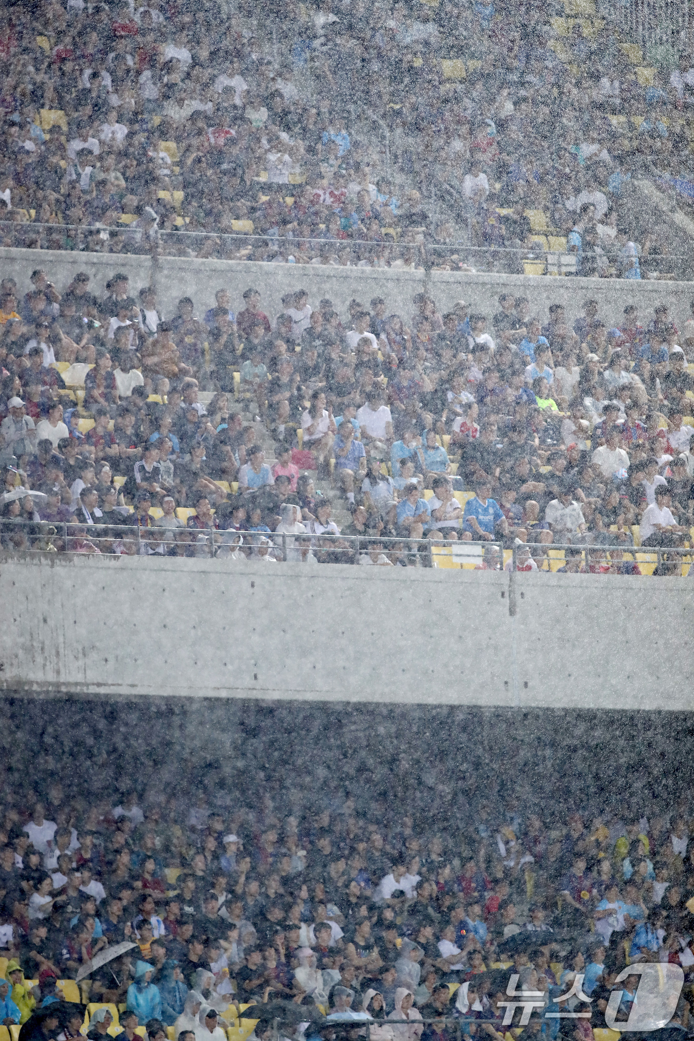 (대구=뉴스1) 공정식 기자 = 4일 오후 대구 수성구 대구스타디움에서 열린 '2025 FC바르셀로나 아시아투어' 대구FC와 FC바르셀로나의 경기, 후반전 폭우가 쏟아지는 가운데 …